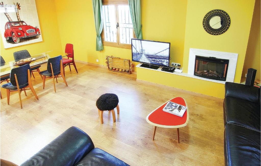 TV a/nebo společenská místnost v ubytování Lovely Home In St, Cebrià De Vallalta