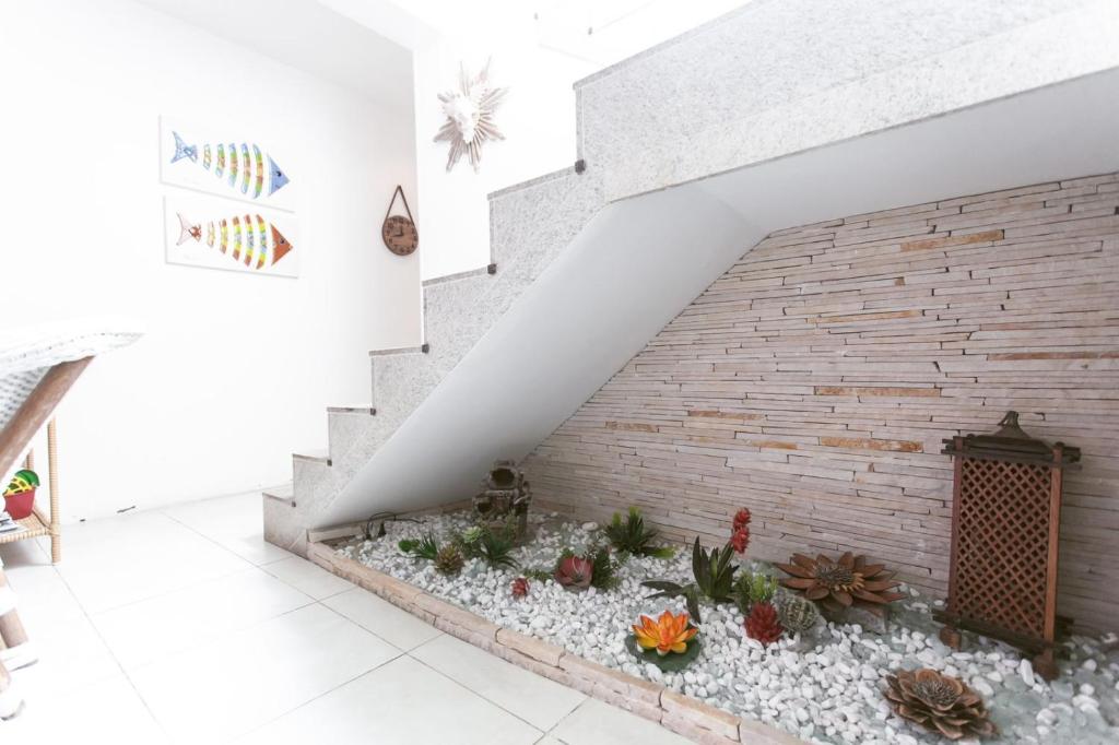 a garden under the stairs in a house at BZ24 Praia Geribá a 350 metros com 4 Suítes in Búzios