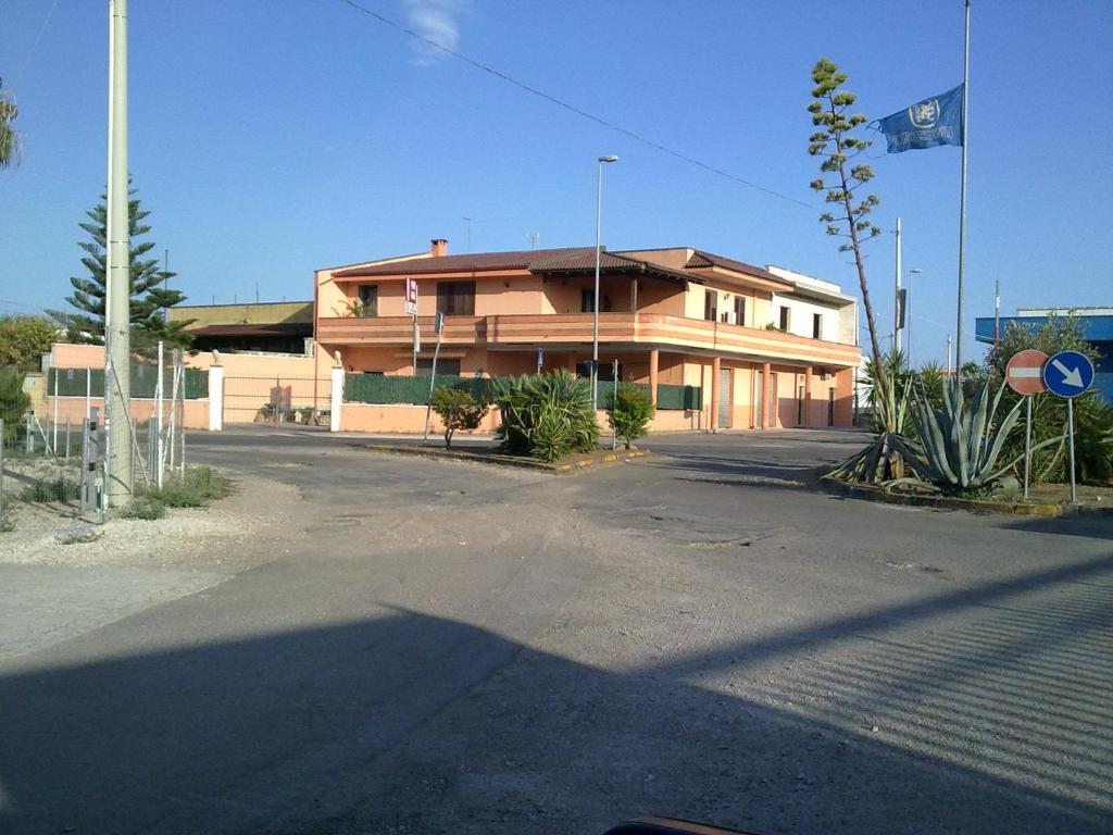 ein Gebäude mit einer Flagge darüber in der Unterkunft B&B Express in Leverano