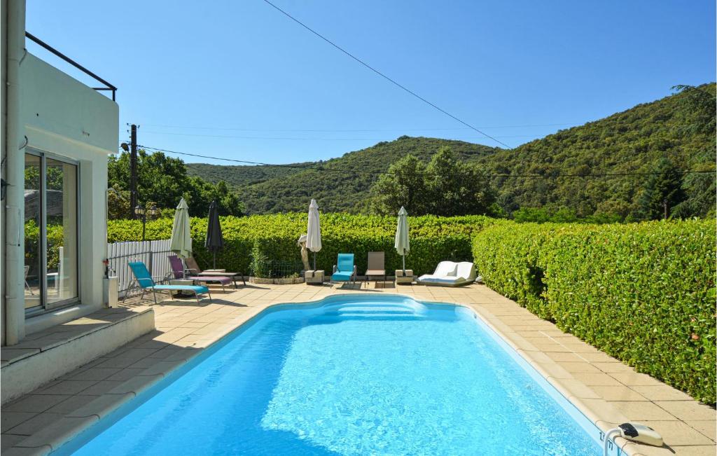 uma piscina em frente a uma casa em Awesome Home In Les Salles Du Gardon With Private Swimming Pool, Can Be Inside Or Outside em Soustelle
