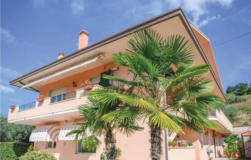 un edificio con una palmera delante de él en Villa Fiorinvalle, en Ripa Teatina
