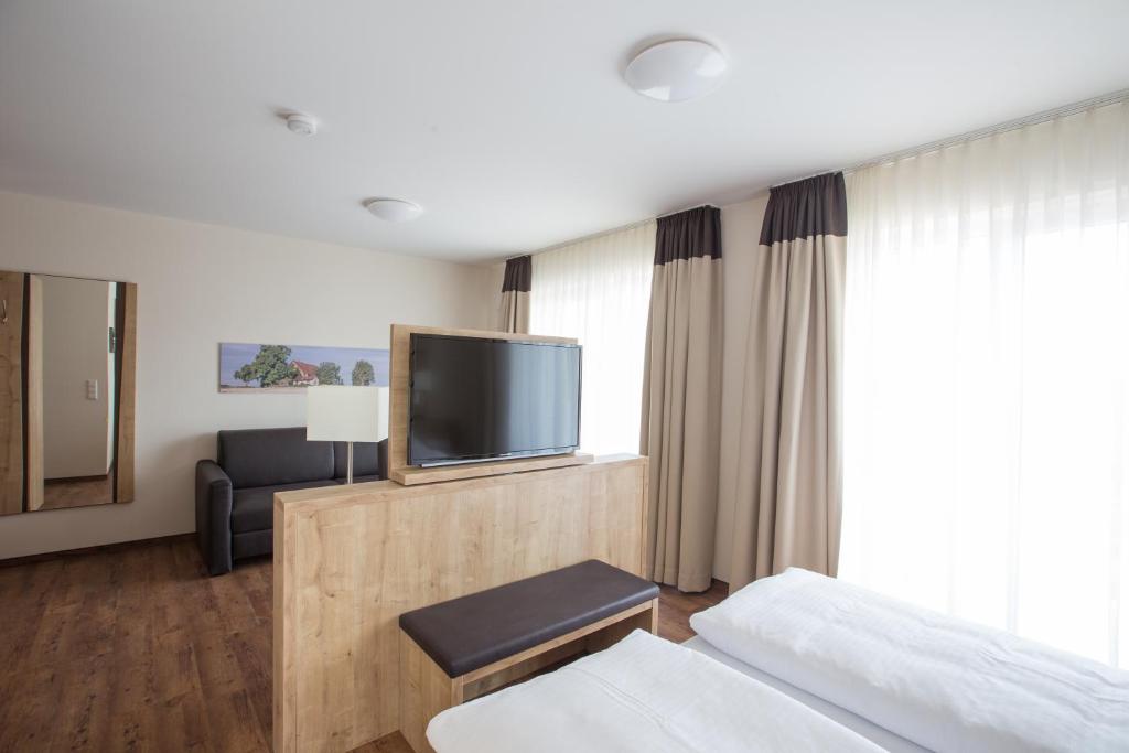 TV a/nebo společenská místnost v ubytování Sonnenhalde Landgasthof Bieg