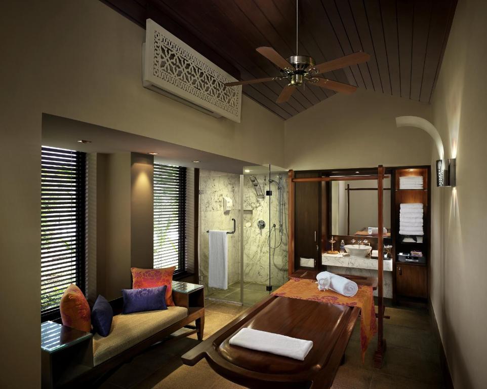 Postel nebo postele na pokoji v ubytování The Leela Kovalam, A Raviz Hotel