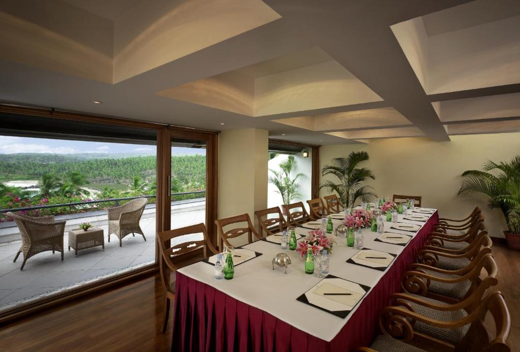 Restaurace v ubytování The Leela Kovalam, A Raviz Hotel