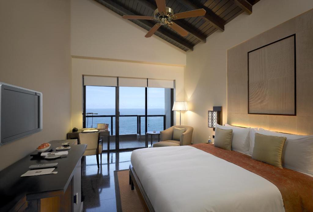 Postel nebo postele na pokoji v ubytování The Leela Kovalam, A Raviz Hotel