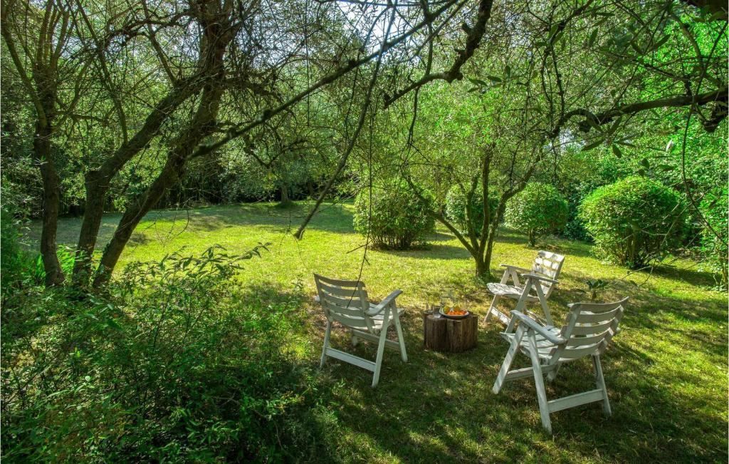 Vonkajšia záhrada v ubytovaní 6 Bedroom Cozy Home In Rimini
