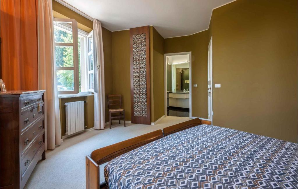 Posteľ alebo postele v izbe v ubytovaní 6 Bedroom Cozy Home In Rimini