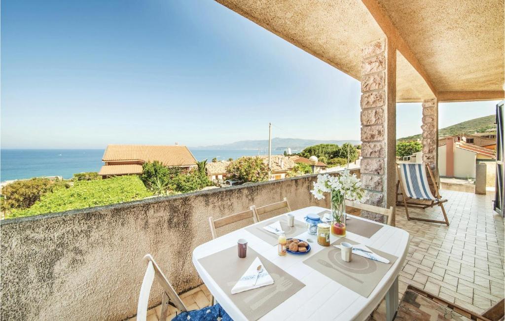 マゴマーダスにあるVista Mareのテーブルと椅子、海の景色を望むバルコニー