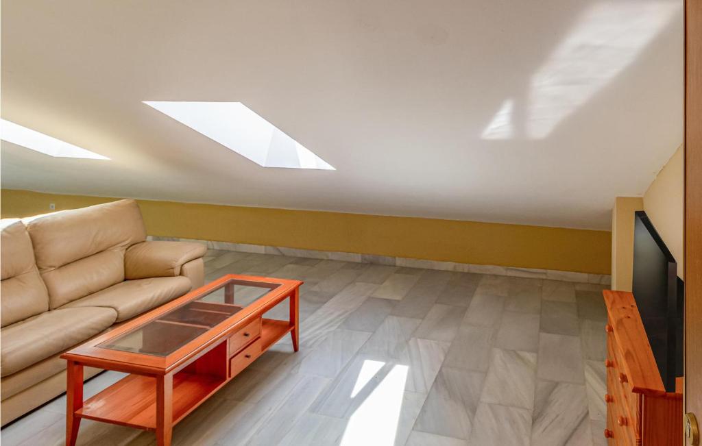 salon z kanapą i stołem w obiekcie Stunning Apartment In Málaga With Wifi w Maladze