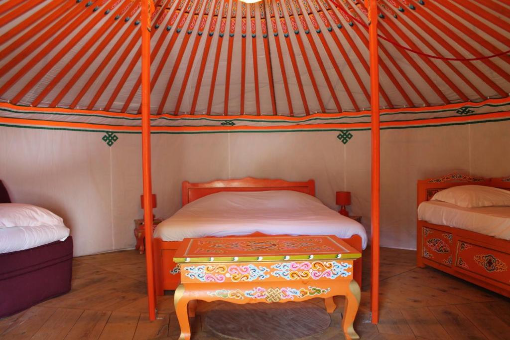 a bedroom with two beds in a yurt at L&#39;Escale des Châteaux de la Loire in Angé