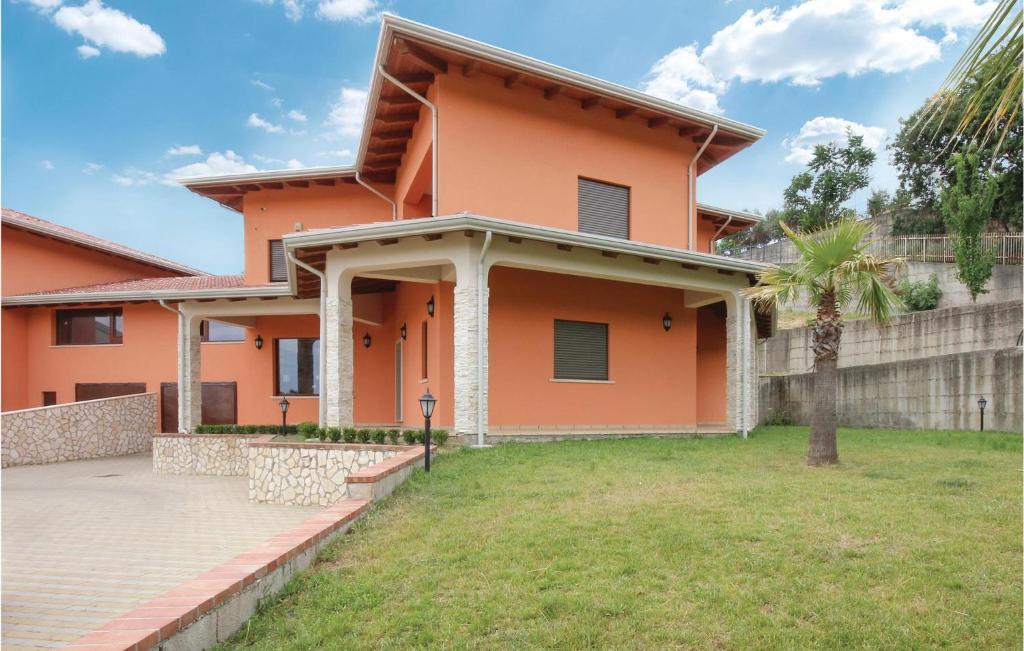 een huis met een oranje huis bij Villa Rossana in Marano Marchesato