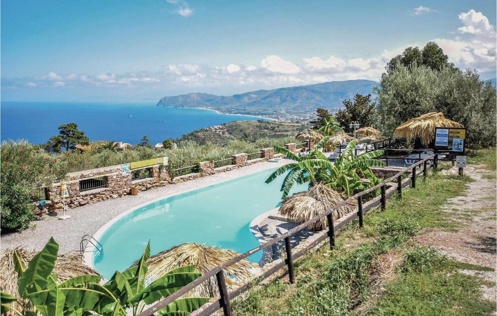 サン・ジョルジョにあるAwesome Apartment In Gioiosa Marea Me With 2 Bedrooms And Outdoor Swimming Poolの海の景色を望むスイミングプール