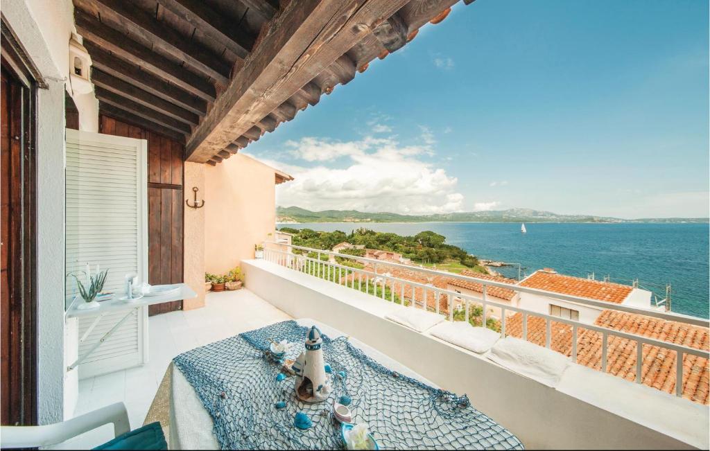 un balcone con tavolo e vista sull'oceano di Azzurra a Porto Rotondo