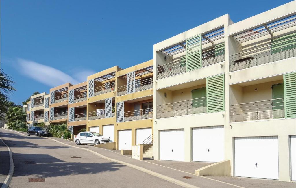 コリウールにあるStunning Apartment In Collioure With House Sea Viewのアパートメントビルの正面に車が停まっています。