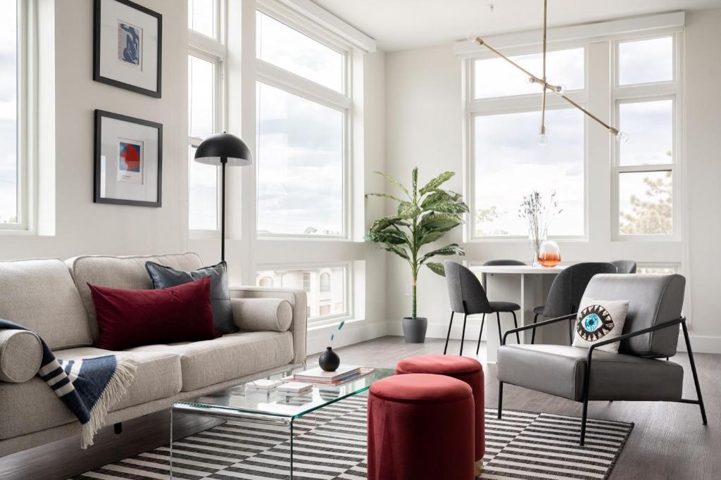 un soggiorno con divano e tavolo di A Modern Point of View - Luxe Loft - Espadin LoHi a Denver