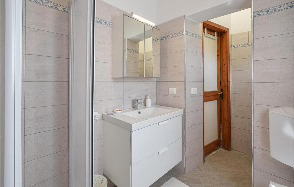 Kúpeľňa v ubytovaní Stunning Apartment In Lido Di Camaiore
