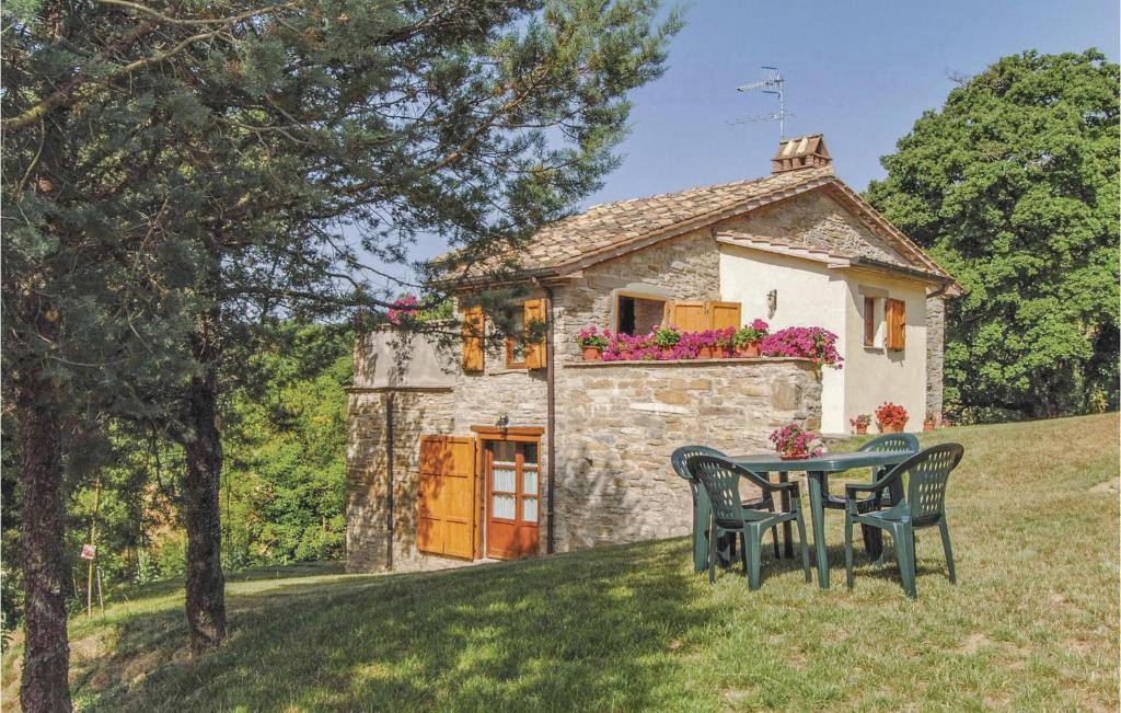a table and chairs in front of a small building at Agriturismo La Ginestra in Lama