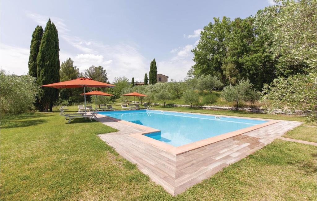 a swimming pool in a yard with umbrellas at Salvia in Collelungo