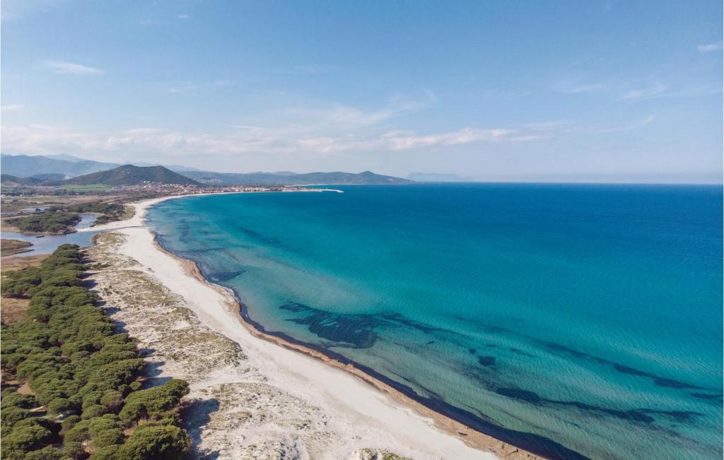 una vista aerea su una spiaggia e sull'oceano di Domus Depina a Orosei