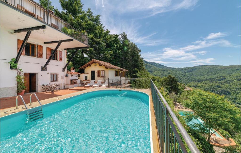 une villa avec une piscine et une maison dans l'établissement Casale 2, à Loro Ciuffenna