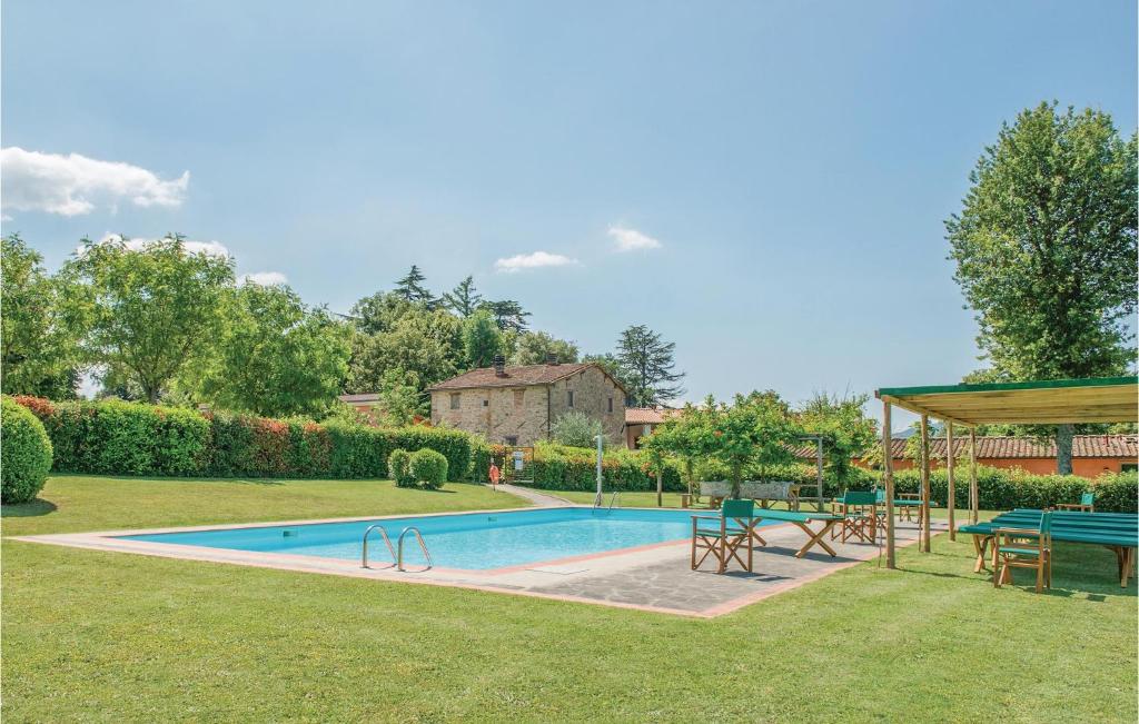 - une piscine dans une cour avec un kiosque dans l'établissement Villa Di Casole, à Molezzano