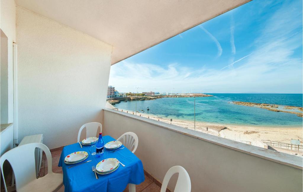una sala da pranzo con tavolo e vista sull'oceano di Il Molo a Porto Torres