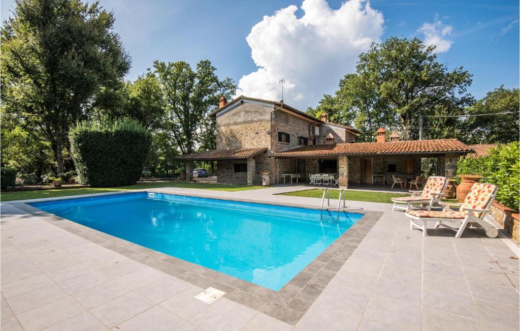 une image d'une piscine en face d'une maison dans l'établissement Gorgeous Home In Terranuova Bracciolini With Outdoor Swimming Pool, à Terranuova Bracciolini