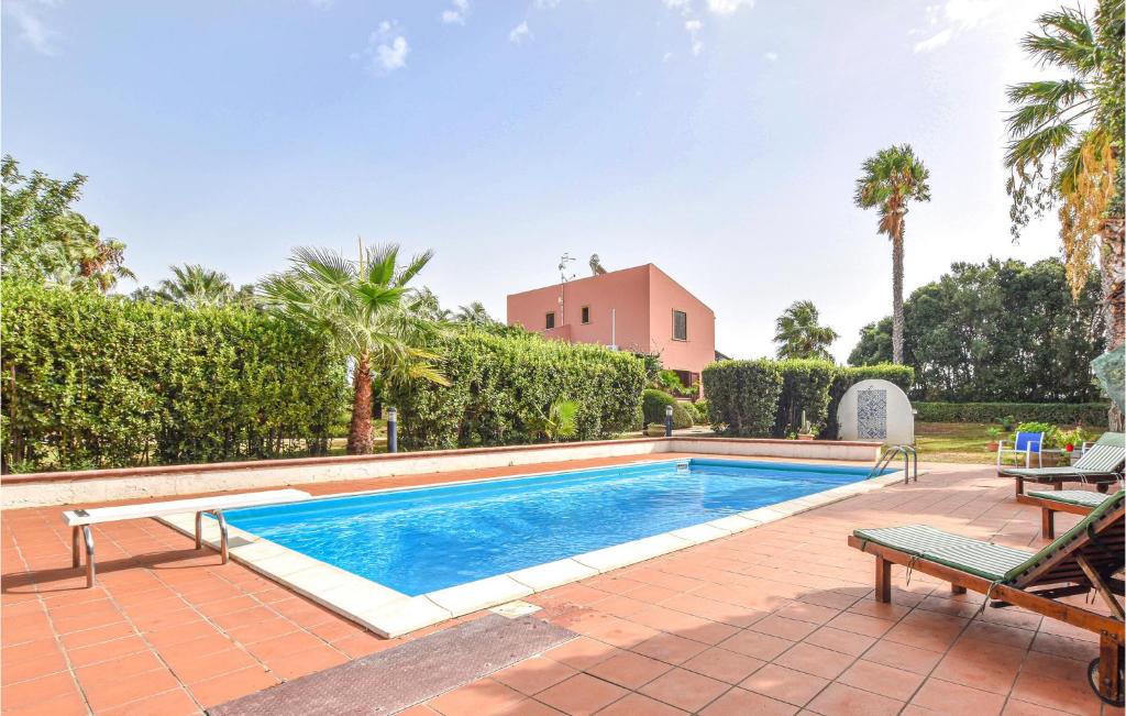 een zwembad voor een huis bij Villa Favolosa in Castelvetrano Selinunte