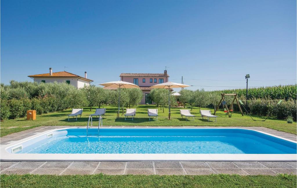 una piscina en un patio con sillas y una casa en Casa Livio, en Ponte Buggianese
