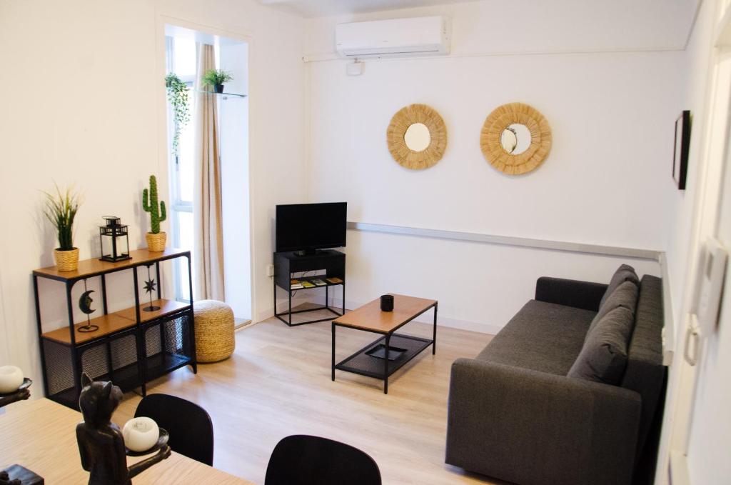 un soggiorno con divano e TV di Sagrada Familia Comfy apartment a Barcellona