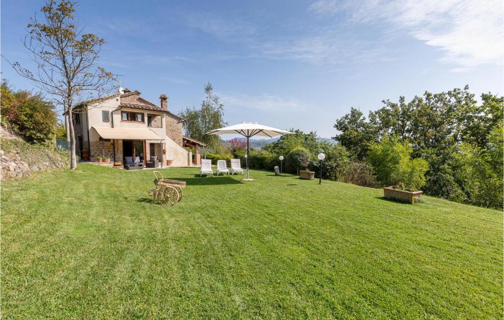 Monte CastelliにあるLa Querciolaの家と傘を備えた広い庭