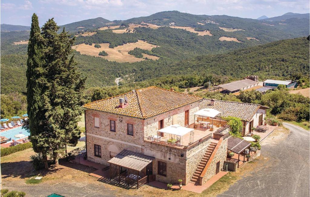 una vista aérea de una casa con piscina en Monterufoli 2m, en Pomarance