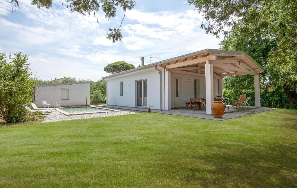 una casa blanca con una pérgola en un patio en Beautiful Home In Orentano With Wifi, en Orentano