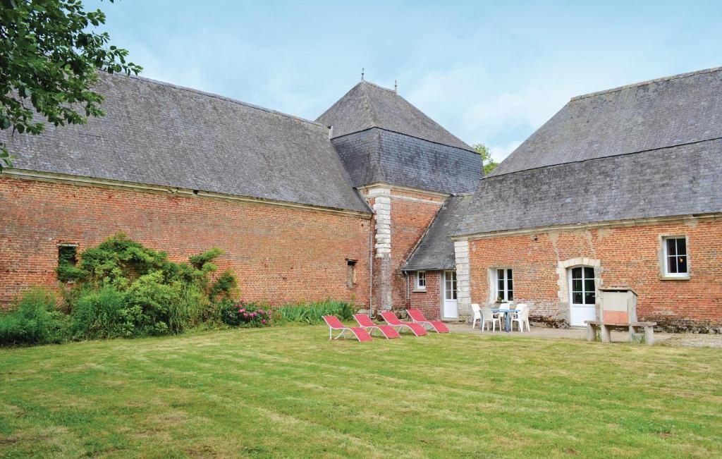 Gouy-Saint-AndréにあるAmazing Home In Gouy Saint Andre With Kitchenの建物の隣の庭に座る椅子