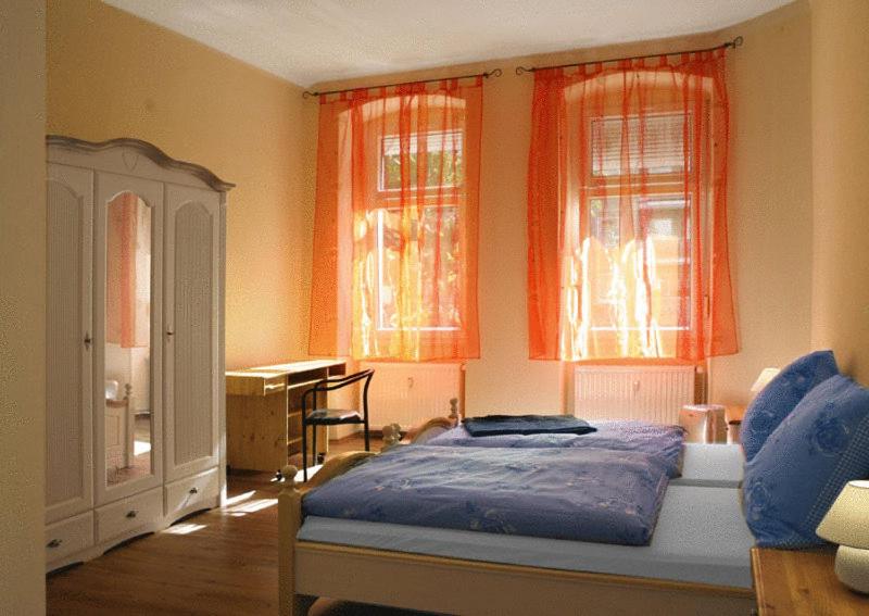 una camera con letto, scrivania e finestre di City Quartier a Berlino