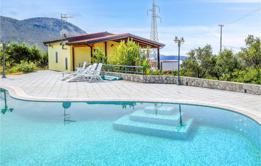 une grande piscine d'eau en face d'une maison dans l'établissement Villa Francesca, à Praia a Mare