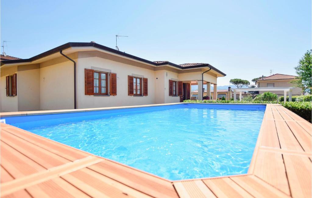 Πισίνα στο ή κοντά στο 3 Bedroom Nice Home In Camaiore