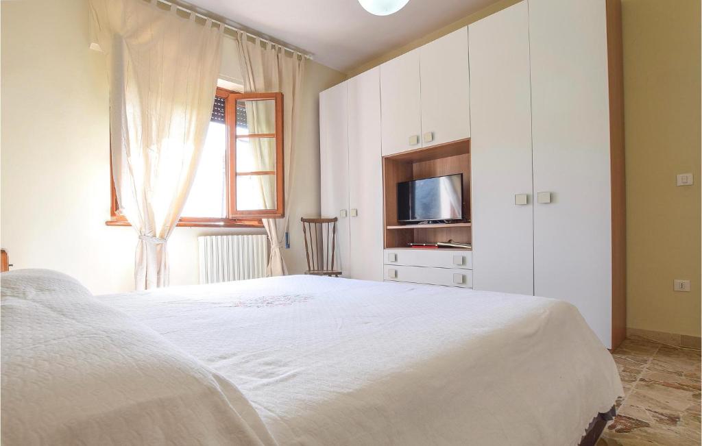 A bed or beds in a room at Cozy Apartment In Piano Di Mommio