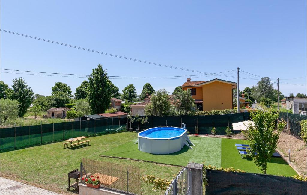 The swimming pool at or close to Cozy Apartment In Piano Di Mommio