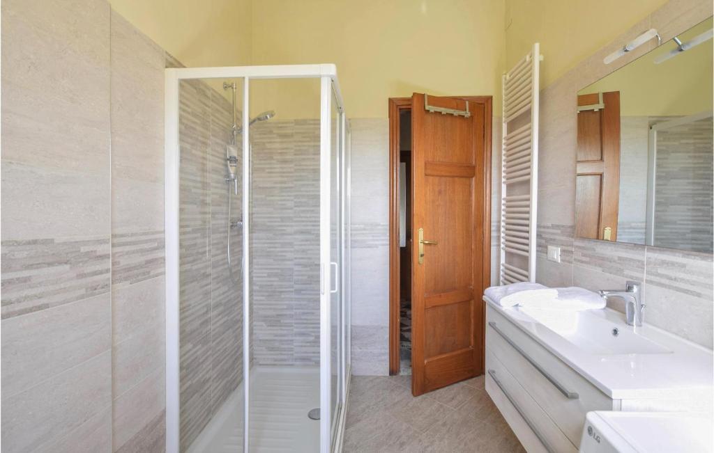 A bathroom at Cozy Apartment In Piano Di Mommio