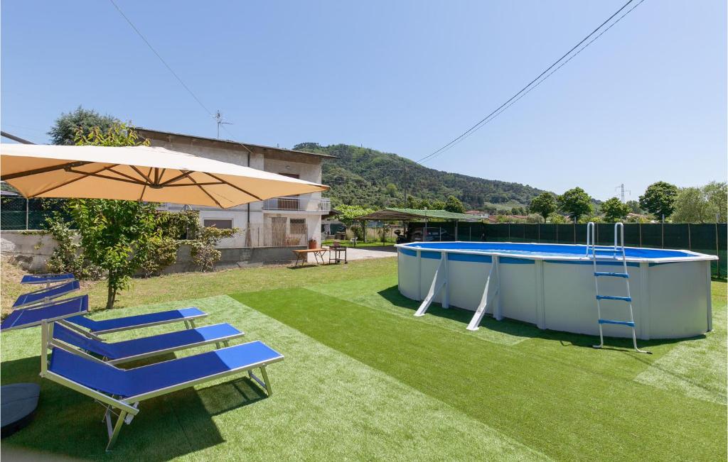 Beautiful apartment in Piano di Mommio with Outdoor swimming pool, WiFi and 3 Bedrooms
