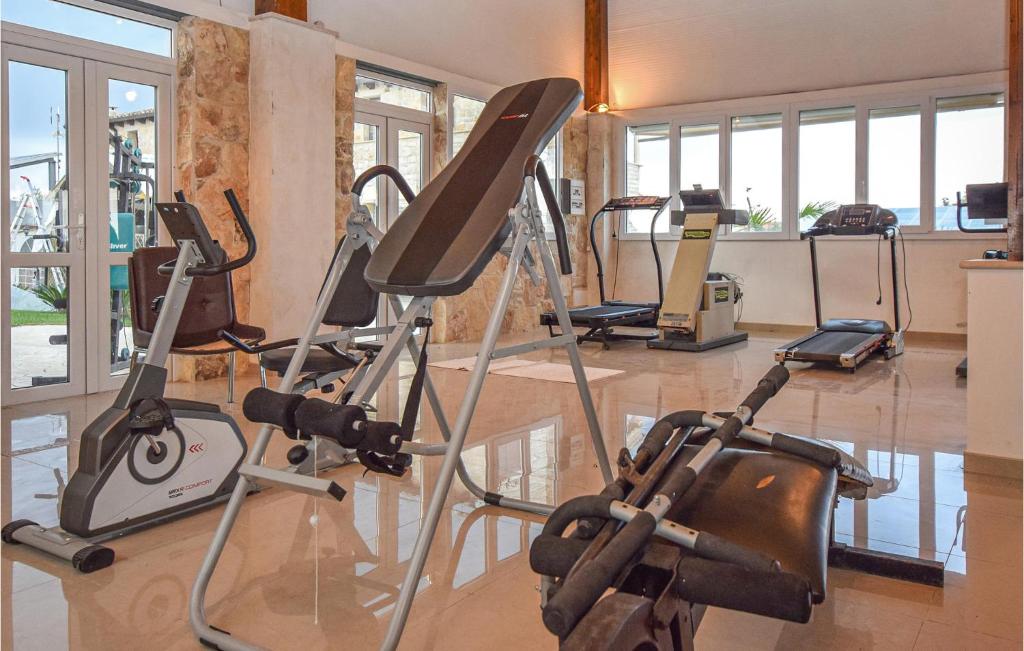 The fitness centre and/or fitness facilities at La Casa Di Adamo