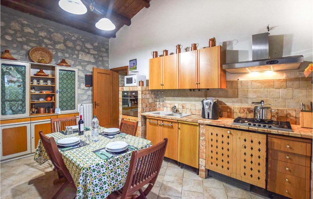 A kitchen or kitchenette at La Casa Di Adamo