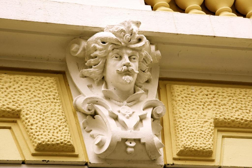 una estatua de una cara al costado de un edificio en Hotel Gemini, en Düsseldorf