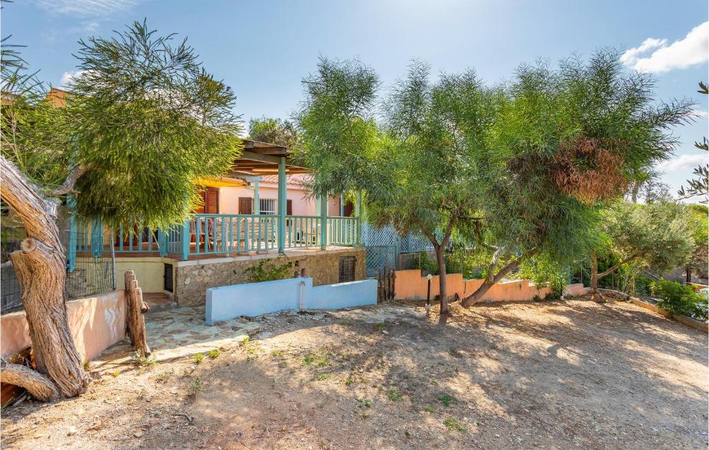 ein Haus mit Bäumen davor in der Unterkunft Casa Glicine in Torre Dei Corsari