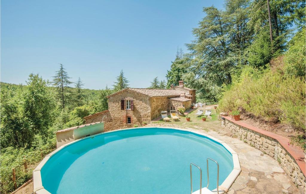 RosennanoにあるGorgeous Home In Gaiole In Chianti si With Outdoor Swimming Poolの家の前の青い大型スイミングプール