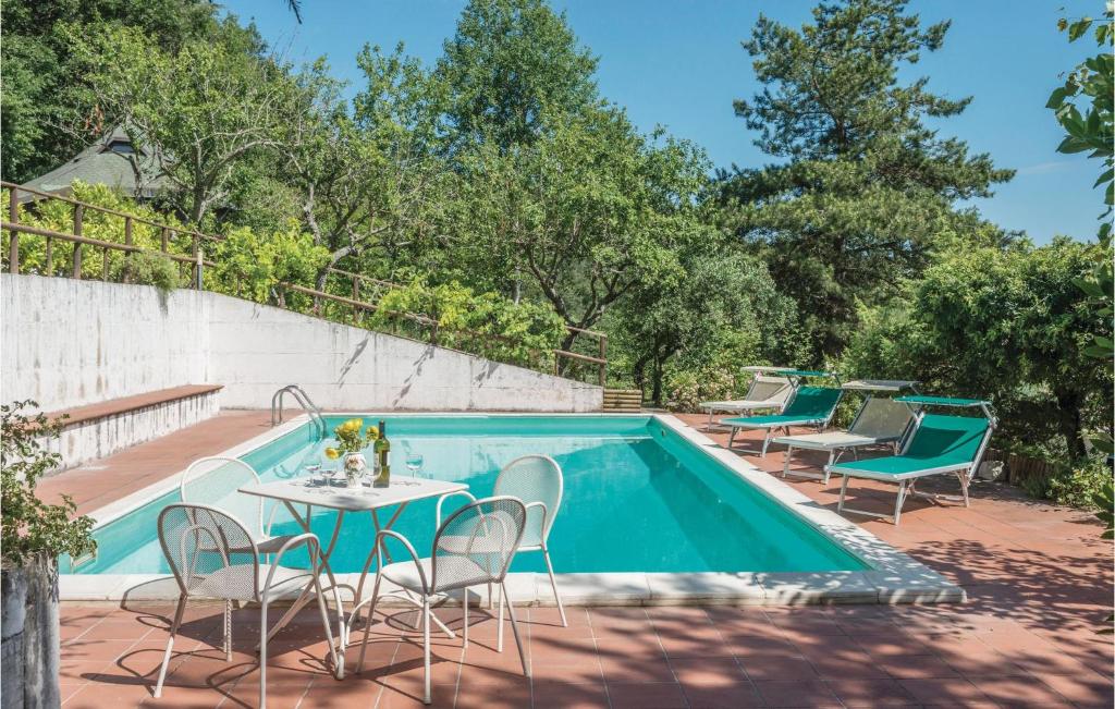 un patio con mesa y sillas junto a una piscina en Pagoda, en Corgna