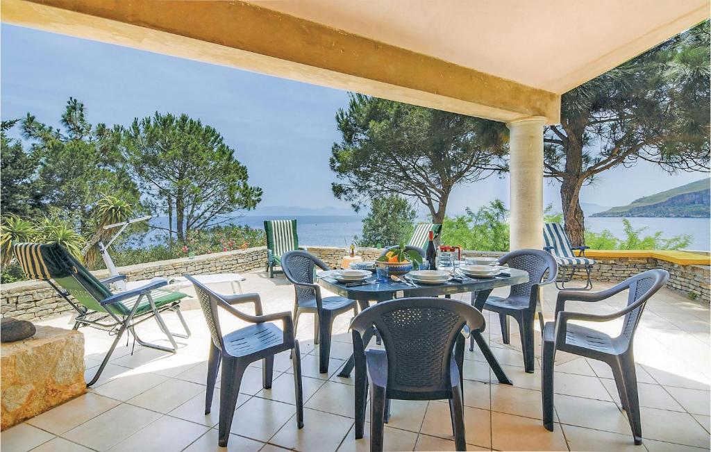 サン・ヴィート・ロ・カーポにあるLa Calettaの海の景色を望むパティオ(テーブル、椅子付)