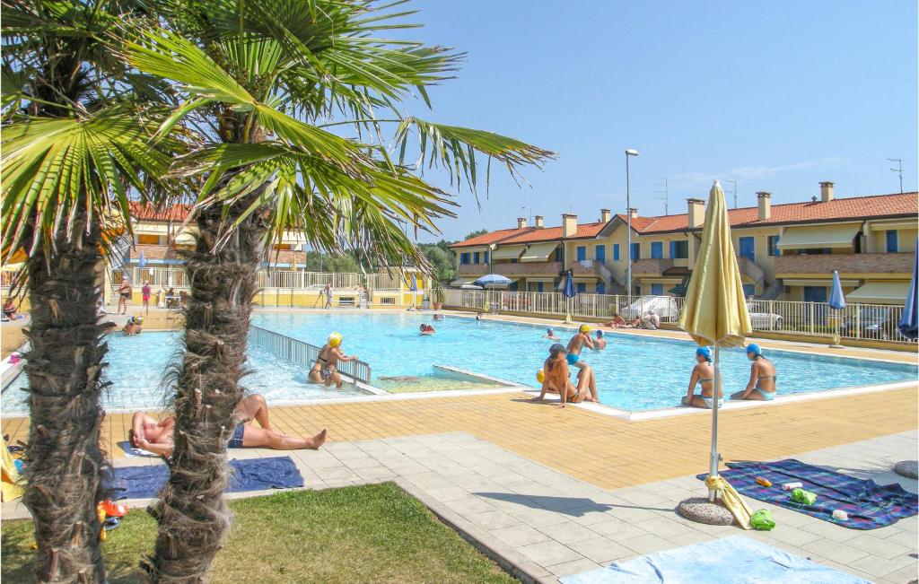 un gruppo di persone in piscina presso un resort di Solmare B a Rosolina