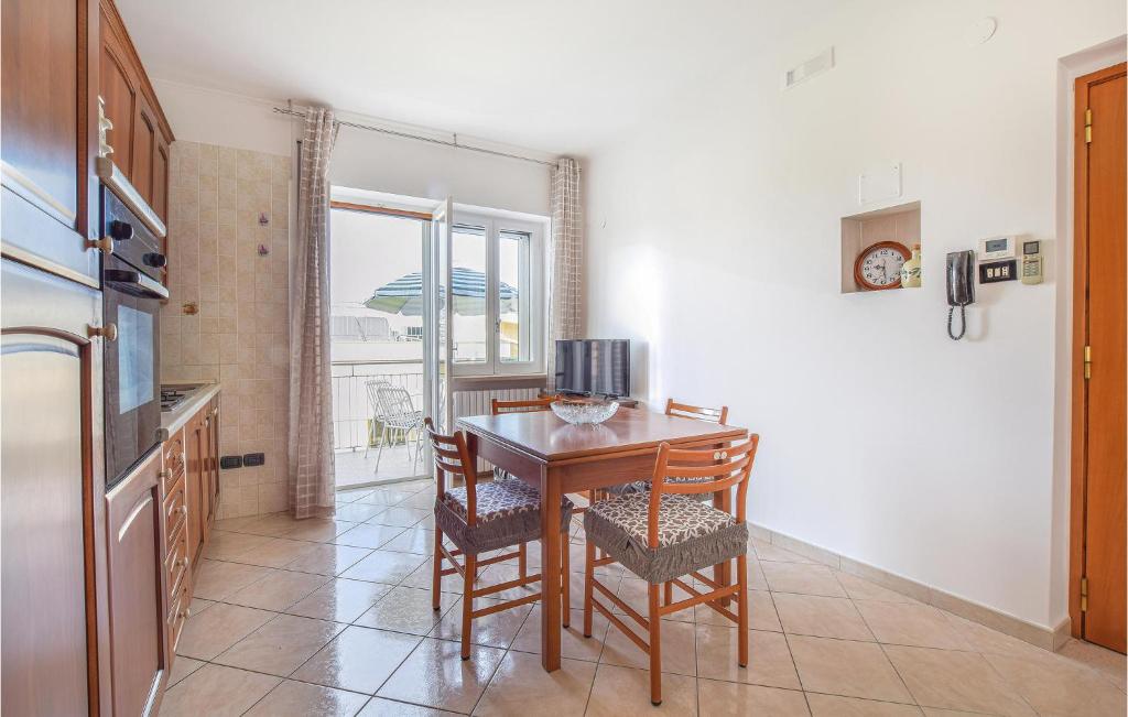 A kitchen or kitchenette at 2 Bedroom Lovely Apartment In Siponto